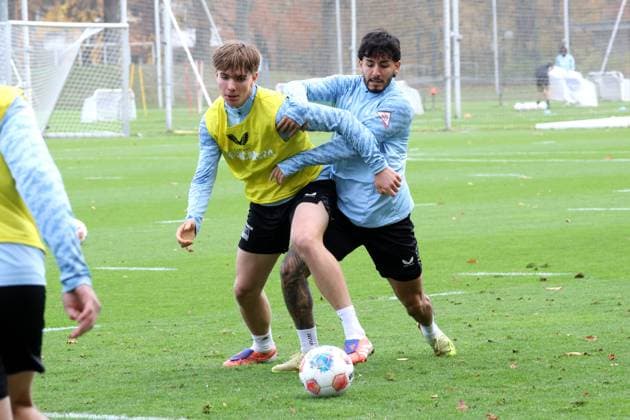 2.FBL, Hertha BSC Training, 04.11.2025, Hertha BSC Training, Sportforum, im Bild Kennet Eichhorn (Hertha BSC Berlin 23), Kevin Sessa (Hertha BSC Berlin 8)