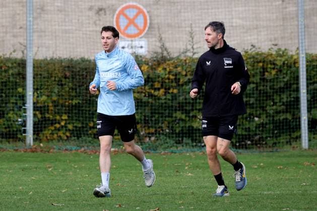 2.FBL, Hertha BSC Training, 04.11.2025, Hertha BSC Training, Sportforum, im Bild Leon Jensen (Hertha BSC Berlin 5), Fitnesstrainer Hendrik Vieth (Hertha BSC)