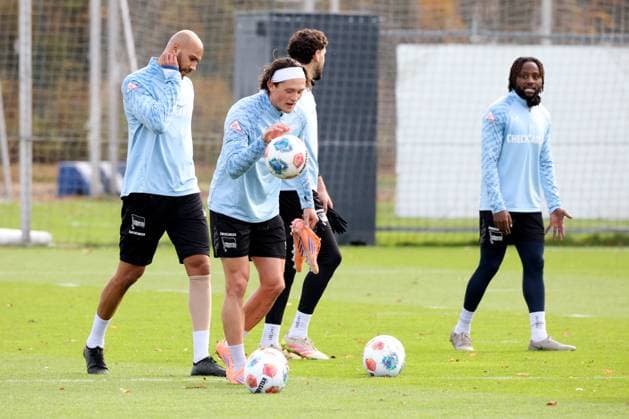 2.FBL, Hertha BSC Training, 04.11.2025, Hertha BSC Training, Sportforum, im Bild Fabian Reese (Hertha BSC Berlin 11), John Anthony Brooks (Hertha BSC Berlin 25), Agust’n Rogel (Hertha BSC Berlin 3), Deyovaisio Zeefuik (Hertha BSC Berlin 42)