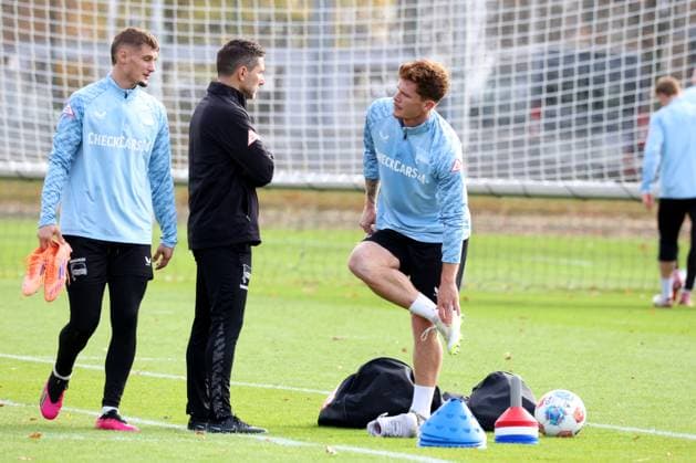 2.FBL, Hertha BSC Training, 04.11.2025, Hertha BSC Training, Sportforum, im Bild Cheftrainer Stefan Leitl (Hertha BSC Berlin), Sebastian Groenning (Hertha BSC Berlin 17), Michael Cuisance (Hertha BSC Berlin 10)
