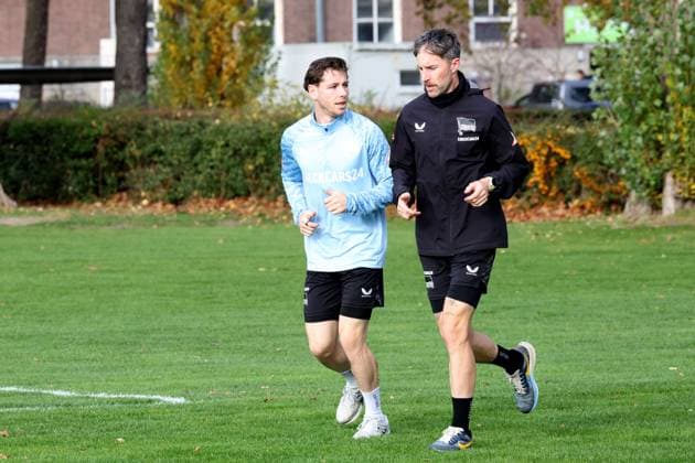 2.FBL, Hertha BSC Training, 04.11.2025, Hertha BSC Training, Sportforum, im Bild Leon Jensen (Hertha BSC Berlin 5), Fitnesstrainer Hendrik Vieth (Hertha BSC)