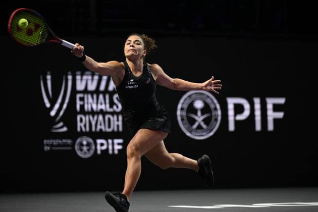 WTA, Tennis Damen Finals 2025 in Riyadh - Day Four RIYADH, SAUDI ARABIA - NOVEMBER 4: Coco Gauff (not seen) of the United States plays against Jasmine Paolini of Italy during their second group-stage match on Day 4 of the 2025 WTA Finals, part of the Hologic WTA Tour, at King Saud University Indoor Arena in Riyadh, Saudi Arabia, on November 4, 2025. Artur Widak Anadolu Riyadh Saudi Arabia. Editorial use only. Please get in touch for any other usage.  Copyright: x2025xAnadoluxArturxWidakx