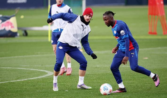 Leipzig, 04.11.2025, Red Bull Trainingszentrum am Cottaweg, Akademie, Fussball, Rasenballsport Leipzig, Training RB Leipzig, Im Bild von links; Timo Werner (36, RB Leipzig), Johan Bakayoko (9, RB Leipzig). ,