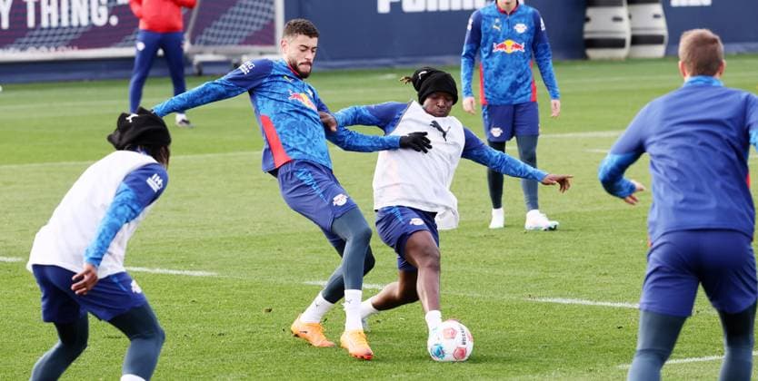 Leipzig, 04.11.2025, Red Bull Trainingszentrum am Cottaweg, Akademie, Fussball, Rasenballsport Leipzig, Training RB Leipzig, Im Bild von links; Romulo Jose Cardoso da Cruz ( 40, RBL), Amadou Haidara (8, RB Leipzig). ,