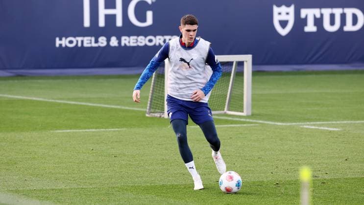 Leipzig, 04.11.2025, Red Bull Trainingszentrum am Cottaweg, Akademie, Fussball, Rasenballsport Leipzig, Training RB Leipzig, Im Bild: Kosta Nedeljkovic (19, RB Leipzig) ,