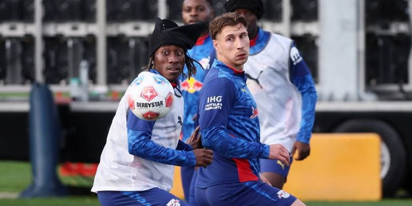 Leipzig, 04.11.2025, Red Bull Trainingszentrum am Cottaweg, Akademie, Fussball, Rasenballsport Leipzig, Training RB Leipzig, Im Bild von links; Yan Diomande (49, RB Leipzig), Willi Orban (4, RB Leipzig). ,