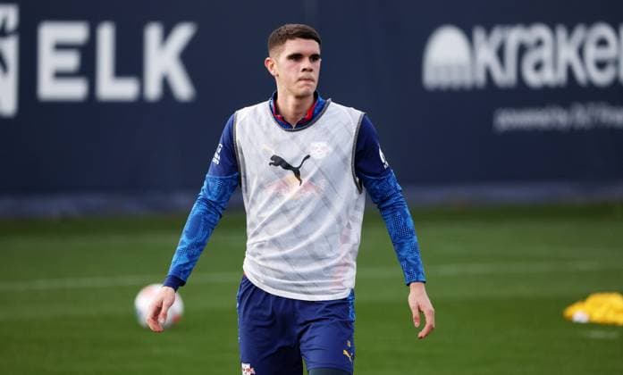 Leipzig, 04.11.2025, Red Bull Trainingszentrum am Cottaweg, Akademie, Fussball, Rasenballsport Leipzig, Training RB Leipzig, Im Bild: Kosta Nedeljkovic (19, RB Leipzig) ,