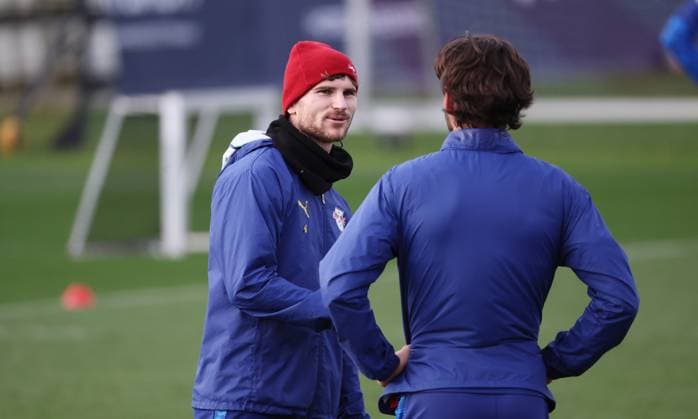 Leipzig, 04.11.2025, Red Bull Trainingszentrum am Cottaweg, Akademie, Fussball, Rasenballsport Leipzig, Training RB Leipzig, Im Bild von links; Timo Werner (36, RB Leipzig), Max Finkgräfe Finkgraefe (35, RB Leipzig). ,