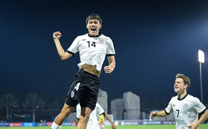 Fussball, Junioren U 17 WM 2025 Doha Katar Vorrunde 04.11.2025 Gruppe G Deutschland - Kolumbien JUBEL Deutschland; Torschuetz zum 1-0 Toni Langsteiner (li) und Benjamin Ley (re)