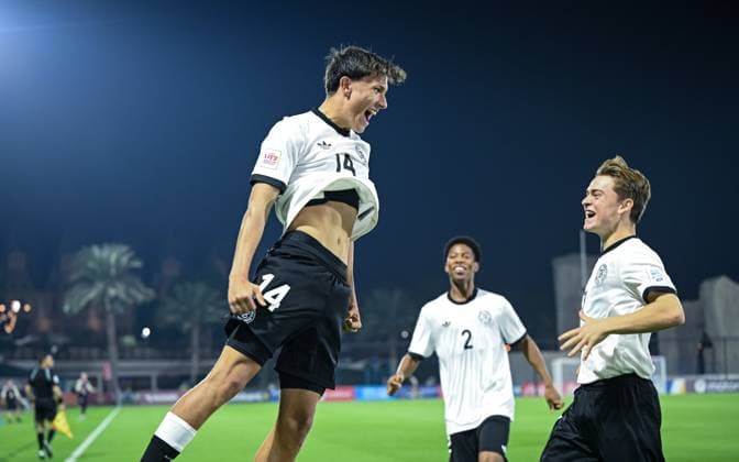 Fussball, Junioren U 17 WM 2025 Doha Katar Vorrunde 04.11.2025 Gruppe G Deutschland - Kolumbien JUBEL Deutschland; Torschuetz zum 1-0 Toni Langsteiner (li) mit Benjamin Ley (re) und Nebe Sirak Domnic (hinten Mitte)