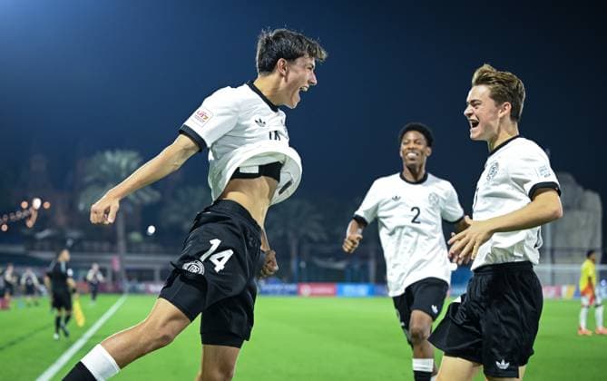Fussball, Junioren U 17 WM 2025 Doha Katar Vorrunde 04.11.2025 Gruppe G Deutschland - Kolumbien JUBEL Deutschland; Torschuetz zum 1-0 Toni Langsteiner (li) mit Benjamin Ley (re) und Nebe Sirak Domnic (hinten Mitte)