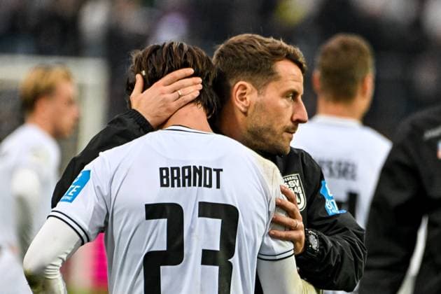 GER, 3. Liga, SSV Ulm 1846 vs VfB Stuttgart II 01.11.2025, Donaustadion, Ulm, GER, 3. Liga, SSV Ulm 1846 vs VfB Stuttgart II, im Bild Max Julian Brandt (SSV Ulm, 23) wird von Moritz Glasbrenner (SSV Ulm) nach Spielende getroestet
