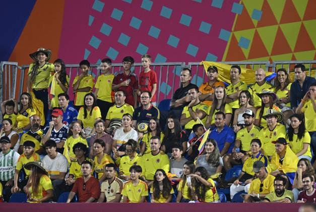 Germany v Colombia: Group G - FIFA U-17 World Cup Qatar 2025 Fans of Colombia cheer for the team during the FIFA U-17 World Cup Qatar 2025 Group G match between Germany and Colombia in Doha, Qatar, on November 4, 2025 DOHA Qatar Copyright: xNOUSHADx