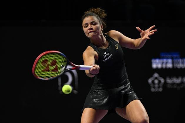 WTA, Tennis Damen Finals 2025 in Riyadh - Day Four RIYADH, SAUDI ARABIA - NOVEMBER 4: Jasmine Paolini of Italy plays against Coco Gauff (not seen) of the United States during their second group-stage match on Day 4 of the 2025 WTA Finals, part of the Hologic WTA Tour, at King Saud University Indoor Arena in Riyadh, Saudi Arabia, on November 4, 2025. Artur Widak Anadolu Riyadh Saudi Arabia. Editorial use only. Please get in touch for any other usage.  Copyright: x2025xAnadoluxArturxWidakx