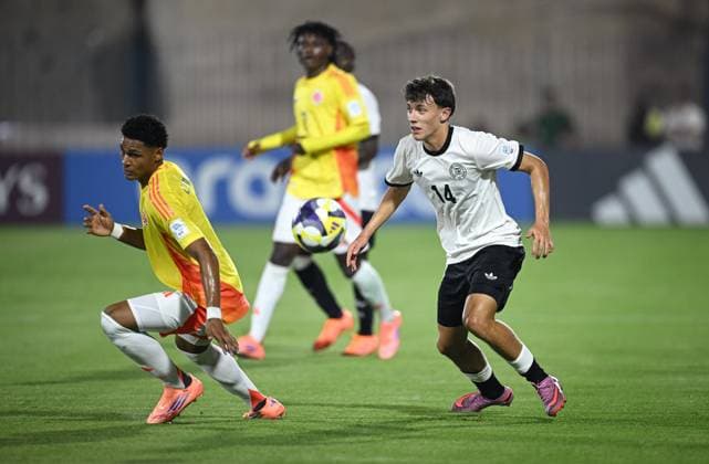 Fussball, Junioren U 17 WM 2025 Doha Katar Vorrunde 04.11.2025 Gruppe G Deutschland - Kolumbien Toni Langsteiner (re, Deutschland) gegen Criss Macias (li, Kolumbien)