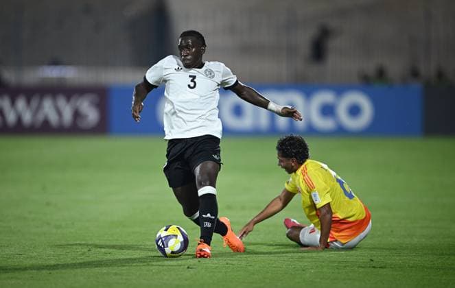 Fussball, Junioren U 17 WM 2025 Doha Katar Vorrunde 04.11.2025 Gruppe G Deutschland - Kolumbien Osman Mohamed Turay (li, Deutschland) gegen Juan Catano (re, Kolumbien)