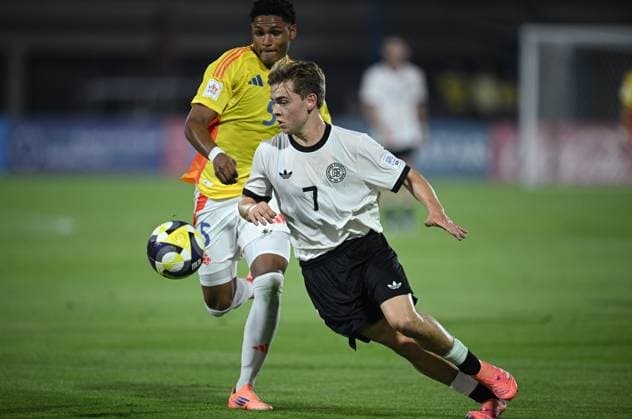 Fussball, Junioren U 17 WM 2025 Doha Katar Vorrunde 04.11.2025 Gruppe G Deutschland - Kolumbien Benjamin Ley (re, Deutschland) gegen Criss Macias (li, Kolumbien)