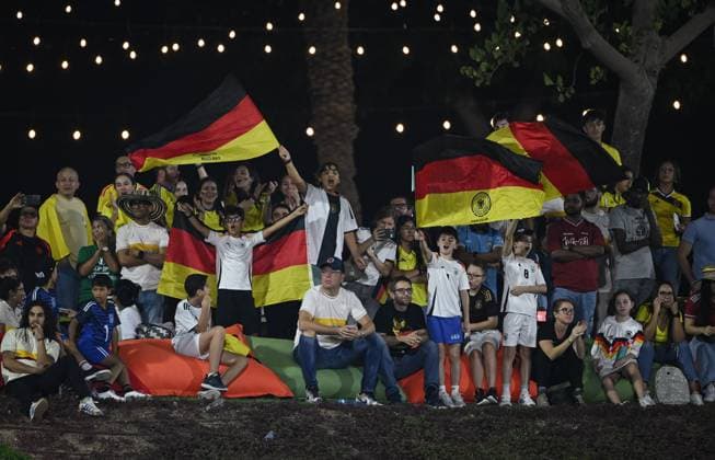 Fussball, Junioren U 17 WM 2025 Doha Katar Vorrunde 04.11.2025 Gruppe G Deutschland - Kolumbien Deutsche Fans jubeln nach dem Tor zum 1-0