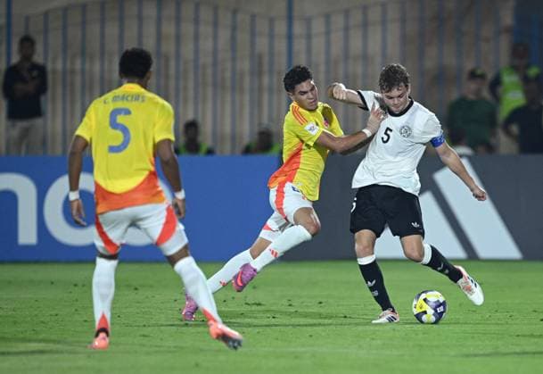 Fussball, Junioren U 17 WM 2025 Doha Katar Vorrunde 04.11.2025 Gruppe G Deutschland - Kolumbien Ben Hawighorst (re, Deutschland) gegen Santiago Londono (Mitte, Kolumbien)