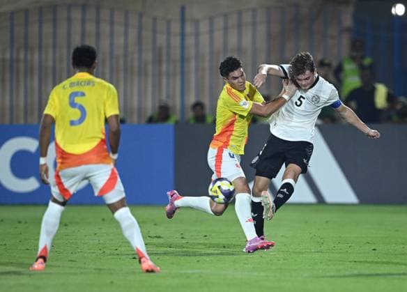 Fussball, Junioren U 17 WM 2025 Doha Katar Vorrunde 04.11.2025 Gruppe G Deutschland - Kolumbien Ben Hawighorst (re, Deutschland) gegen Santiago Londono (Mitte, Kolumbien)