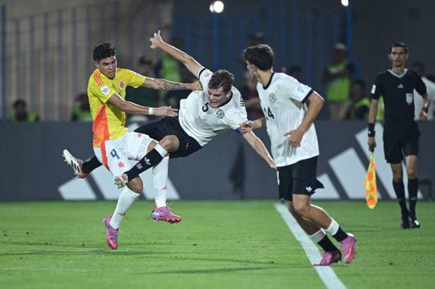 Fussball, Junioren U 17 WM 2025 Doha Katar Vorrunde 04.11.2025 Gruppe G Deutschland - Kolumbien Hates Einsteigen von Santiago Londono (Mitte, Kolumbien) gegen Ben Hawighorst (Mitte, Deutschland)