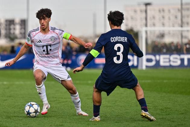 Uefa Youth League: Paris Saint Germain U19 - FC Bayern München U19; 04.11.2025 PARIS, FRANKREICH - 4. NOVEMBER: im Duell David DAIBER (FC Bayern München U19 8) und Thomas CORDIER (PSG 3) beim Ligaspiel zwischen der U19 von Paris Saint Germain und der U19 des FC Bayern München am 4. Spieltag der UEFA Youth League am PSG Campus am 04.11.2025 Copyright: xBEAUTIFULxSPORTS Goldbergx