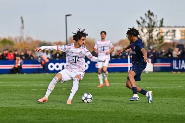Uefa Youth League: Paris Saint Germain U19 - FC Bayern München U19; 04.11.2025 PARIS, FRANKREICH - 4. NOVEMBER: im Duell Adin LICINA (FC Bayern München U19 16) und Zayon CHTAI TELAMIO (PSG U19 10) beim Ligaspiel zwischen der U19 von Paris Saint Germain und der U19 des FC Bayern München am 4. Spieltag der UEFA Youth League am PSG Campus am 04.11.2025 Copyright: xBEAUTIFULxSPORTS Goldbergx
