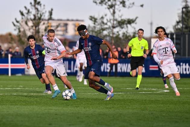 Uefa Youth League: Paris Saint Germain U19 - FC Bayern München U19; 04.11.2025 PARIS, FRANKREICH - 4. NOVEMBER: im Duell Yll GASHI (FC Bayern München U19 9) und Dimitri LUCEA (PSG 5) beim Ligaspiel zwischen der U19 von Paris Saint Germain und der U19 des FC Bayern München am 4. Spieltag der UEFA Youth League am PSG Campus am 04.11.2025 Copyright: xBEAUTIFULxSPORTS Goldbergx