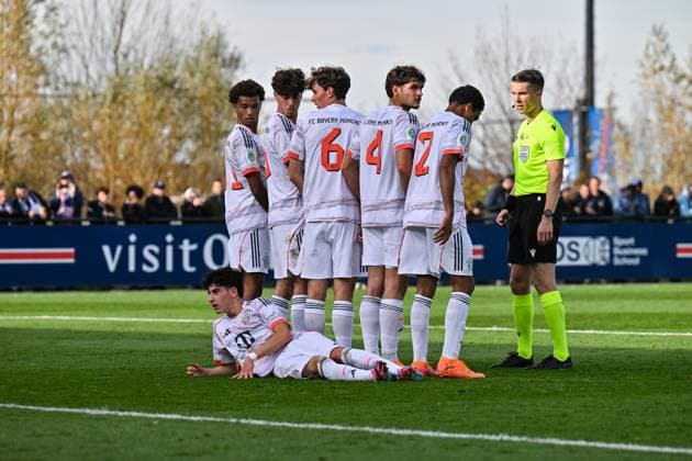Uefa Youth League: Paris Saint Germain U19 - FC Bayern München U19; 04.11.2025 PARIS, FRANKREICH - 4. NOVEMBER: Spieler der Bayern machen eine Mauer bei einem Freistoss der Franzosen beim Ligaspiel zwischen der U19 von Paris Saint Germain und der U19 des FC Bayern München am 4. Spieltag der UEFA Youth League am PSG Campus am 04.11.2025 Copyright: xBEAUTIFULxSPORTS Goldbergx