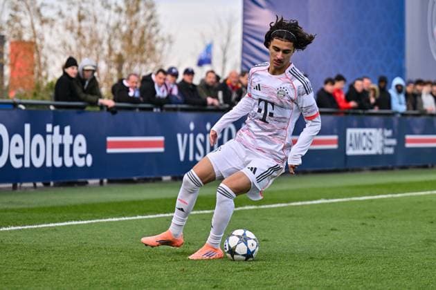 Uefa Youth League: Paris Saint Germain U19 - FC Bayern München U19; 04.11.2025 PARIS, FRANKREICH - 4. NOVEMBER: am Ball Adin LICINA (FC Bayern München U19 16) beim Ligaspiel zwischen der U19 von Paris Saint Germain und der U19 des FC Bayern München am 4. Spieltag der UEFA Youth League am PSG Campus am 04.11.2025 Copyright: xBEAUTIFULxSPORTS Goldbergx