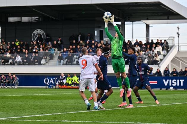 Uefa Youth League: Paris Saint Germain U19 - FC Bayern München U19; 04.11.2025 PARIS, FRANKREICH - 4. NOVEMBER: Marin JAMES (PSG U19 60) fängt einen Ball der Bayern ab beim Ligaspiel zwischen der U19 von Paris Saint Germain und der U19 des FC Bayern München am 4. Spieltag der UEFA Youth League am PSG Campus am 04.11.2025 Copyright: xBEAUTIFULxSPORTS Goldbergx