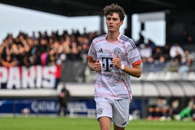 Uefa Youth League: Paris Saint Germain U19 - FC Bayern München U19; 04.11.2025 PARIS, FRANKREICH - 4. NOVEMBER: im Bild Maximilian MERGNER (FC Bayern München 6) Einzelfoto Freisteller beim Ligaspiel zwischen der U19 von Paris Saint Germain und der U19 des FC Bayern München am 4. Spieltag der UEFA Youth League am PSG Campus am 04.11.2025 Copyright: xBEAUTIFULxSPORTS Goldbergx
