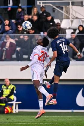 Uefa Youth League: Paris Saint Germain U19 - FC Bayern München U19; 04.11.2025 PARIS, FRANKREICH - 4. NOVEMBER: im Duell Frank EGWUATU (FC Bayern München U19 20) und Rayan ABO EL NAY (PSG 14) beim Ligaspiel zwischen der U19 von Paris Saint Germain und der U19 des FC Bayern München am 4. Spieltag der UEFA Youth League am PSG Campus am 04.11.2025 Copyright: xBEAUTIFULxSPORTS Goldbergx