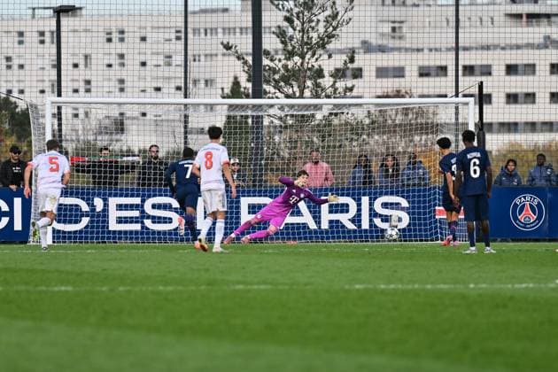 Uefa Youth League: Paris Saint Germain U19 - FC Bayern München U19; 04.11.2025 PARIS, FRANKREICH - 4. NOVEMBER: Ethan LUVAMBANO (PSG U19 7) trifft in dieser Szene per Elfmeter zum 3-0 Endstand für die Franzosen beim Ligaspiel zwischen der U19 von Paris Saint Germain und der U19 des FC Bayern München am 4. Spieltag der UEFA Youth League am PSG Campus am 04.11.2025 Copyright: xBEAUTIFULxSPORTS Goldbergx