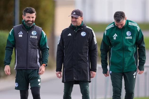 04.11.2025, Fussball, Saison 2025 2026, Training FC Schalke 04, v. l. Trainer Miron Muslic (FC Schalke 04), Co-Trainer Martin Max (FC Schalke 04 U17, U 17 , Torwarttrainer Volkan Ünlü (FC Schalke 04), Gelsenkirchen Trainingsgelände FC Schalke 04 NRW Deutschland xRHR-FOTO YYx Copyright: RHR-FOTOx RHR-FOTO YY