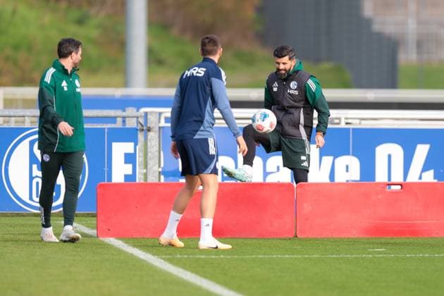 04.11.2025, Fussball, Saison 2025 2026, Training FC Schalke 04, v. l. Co-Trainer Tim Hoogland (FC Schalke 04), Trainer Miron Muslic (FC Schalke 04), Gelsenkirchen Trainingsgelände FC Schalke 04 NRW Deutschland xRHR-FOTO YYx Copyright: RHR-FOTOx RHR-FOTO YY