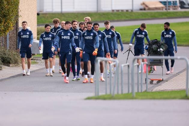 04.11.2025, Fussball, Saison 2025 2026, Training FC Schalke 04, Die Spieler des S04 gehen zum Training, Gelsenkirchen Trainingsgelände FC Schalke 04 NRW Deutschland xRHR-FOTO YYx Copyright: RHR-FOTOx RHR-FOTO YY