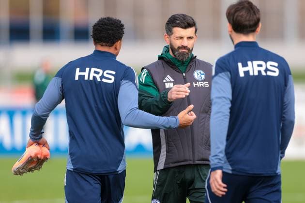 04.11.2025, Fussball, Saison 2025 2026, Training FC Schalke 04, Trainer Miron Muslic (FC Schalke 04) klatscht ab, Gelsenkirchen Trainingsgelände FC Schalke 04 NRW Deutschland xRHR-FOTO YYx Copyright: RHR-FOTOx RHR-FOTO YY