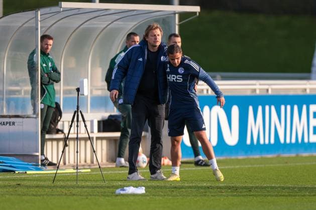04.11.2025, Fussball, Saison 2025 2026, Training FC Schalke 04, v. l. Direktor Profifussball Youri Mulder (FC Schalke 04) umarmt Mauro Zalazar (FC Schalke 04), Gelsenkirchen Trainingsgelände FC Schalke 04 NRW Deutschland xRHR-FOTO YYx Copyright: RHR-FOTOx RHR-FOTO YY