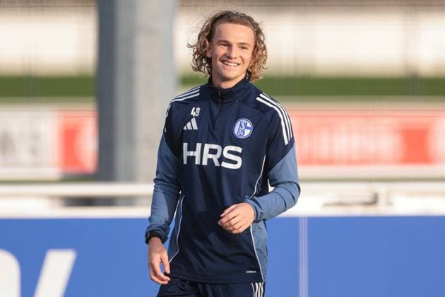 04.11.2025, Fussball, Saison 2025 2026, Training FC Schalke 04, Mika Wallentowitz (FC Schalke 04) lacht, Gelsenkirchen Trainingsgelände FC Schalke 04 NRW Deutschland xRHR-FOTO YYx Copyright: RHR-FOTOx RHR-FOTO YY