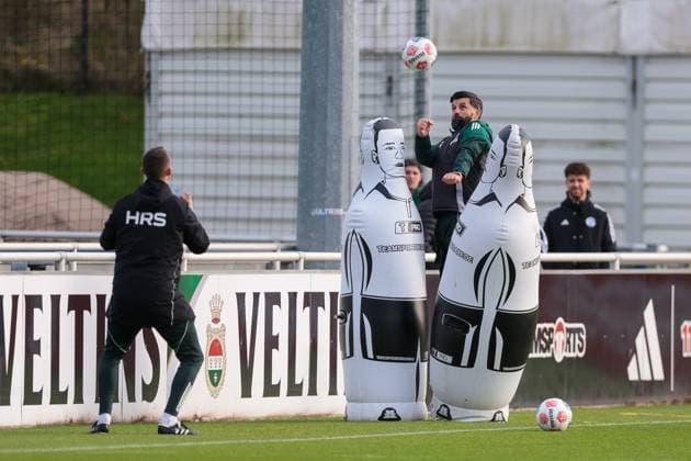 04.11.2025, Fussball, Saison 2025 2026, Training FC Schalke 04, Trainer Miron Muslic (FC Schalke 04), Gelsenkirchen Trainingsgelände FC Schalke 04 NRW Deutschland xRHR-FOTO YYx Copyright: RHR-FOTOx RHR-FOTO YY