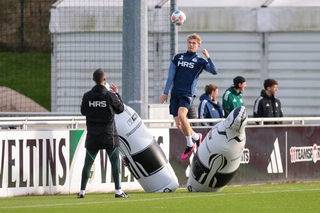 04.11.2025, Fussball, Saison 2025 2026, Training FC Schalke 04, Peter Remmert (FC Schalke 04), Gelsenkirchen Trainingsgelände FC Schalke 04 NRW Deutschland xRHR-FOTO YYx Copyright: RHR-FOTOx RHR-FOTO YY