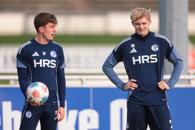 04.11.2025, Fussball, Saison 2025 2026, Training FC Schalke 04, v. l. Max Grüger (FC Schalke 04), Peter Remmert (FC Schalke 04), Gelsenkirchen Trainingsgelände FC Schalke 04 NRW Deutschland xRHR-FOTO YYx Copyright: RHR-FOTOx RHR-FOTO YY