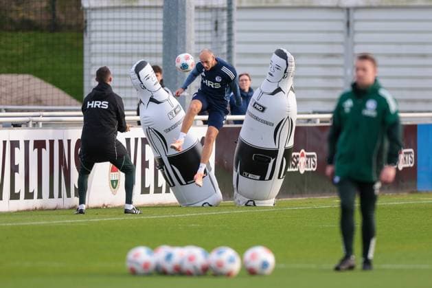 04.11.2025, Fussball, Saison 2025 2026, Training FC Schalke 04, Henning Matriciani (FC Schalke 04), Gelsenkirchen Trainingsgelände FC Schalke 04 NRW Deutschland xRHR-FOTO YYx Copyright: RHR-FOTOx RHR-FOTO YY