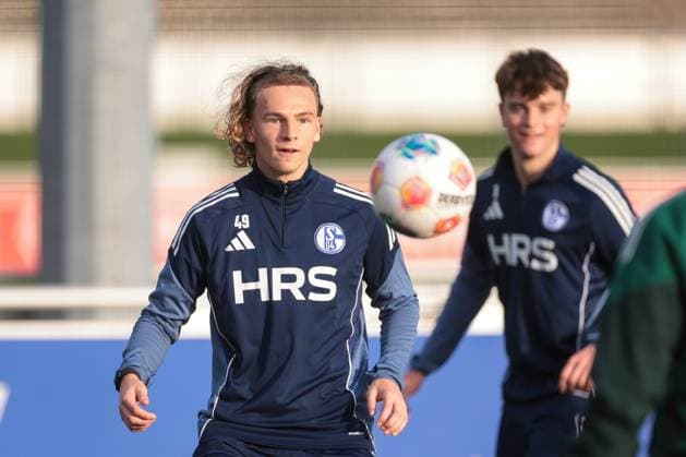 04.11.2025, Fussball, Saison 2025 2026, Training FC Schalke 04, Mika Wallentowitz (FC Schalke 04), Gelsenkirchen Trainingsgelände FC Schalke 04 NRW Deutschland xRHR-FOTO YYx Copyright: RHR-FOTOx RHR-FOTO YY