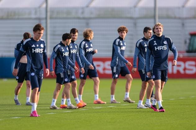 04.11.2025, Fussball, Saison 2025 2026, Training FC Schalke 04, v. l. Max Grüger (FC Schalke 04), Soufiane El-Faouzi (FC Schalke 04), Adrian Gantenbein (FC Schalke 04), Mika Wallentowitz (FC Schalke 04), Mika Khadr (FC Schalke 04), Ron Schallenberg (FC Schalke 04), Peter Remmert (FC Schalke 04), Gelsenkirchen Trainingsgelände FC Schalke 04 NRW Deutschland xRHR-FOTO YYx Copyright: RHR-FOTOx RHR-FOTO YY