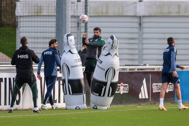 04.11.2025, Fussball, Saison 2025 2026, Training FC Schalke 04, Trainer Miron Muslic (FC Schalke 04), Gelsenkirchen Trainingsgelände FC Schalke 04 NRW Deutschland xRHR-FOTO YYx Copyright: RHR-FOTOx RHR-FOTO YY