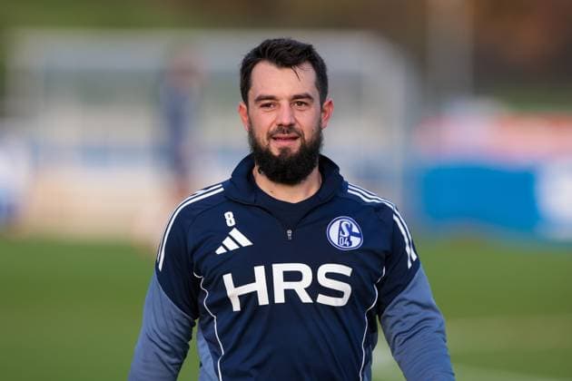 04.11.2025, Fussball, Saison 2025 2026, Training FC Schalke 04, Amin Younes (FC Schalke 04), Gelsenkirchen Trainingsgelände FC Schalke 04 NRW Deutschland xRHR-FOTO YYx *** 04 11 2025, Football, Season 2025 2026, Training FC Schalke 04, Amin Younes FC Schalke 04 , Gelsenkirchen Training ground FC Schalke 04 NRW Germany xRHR PHOTO YYx Copyright: RHR-FOTOx RHR-FOTO YY