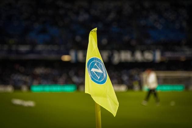 Italien: Fussball UEFA Champions-League 2025 26, 4. Spieltag SSC Neapel vs Eintracht Frankfurt Stadio Diego Armando Maradona (Napoli), Europa. Detailaufnahme der Eckfahne mit SSC-Neapel-Logo, unscharfer Hintergrund mit Zuschauerrängen und Spielfeld. Schlagworte: Champions League, SSC Neapel, Eintracht Frankfurt, Stadion, Detail, Fussball, Symbolbild, Atmosphäre, Europa. Neapel Metropolitanstadt Neapel Italien Copyright: xJOERANxSTEINSIEKx