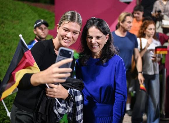 Fussball, Junioren U 17 WM 2025 Doha Katar Vorrunde 04.11.2025 Gruppe G Deutschland - Kolumbien Praesidentin der UN-Vollversammlung, Annalena Baerbock (re) macht Selfies mit deutschen Fans nach dem Spiel